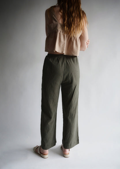 Two-Piece Set: Top and Pants in Dark Emerald color