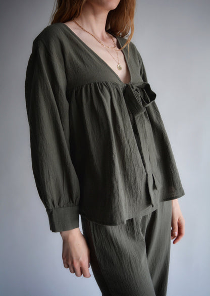Two-Piece Set: Top and Pants in Dark Emerald color
